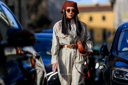 yoyo cao, etro bag, etro belt, etro look, etro jumpsuits, belted jumpsuit, white jumpsuit, long sleeves jumpsuit, button jumpsuits, floral printed jumpsuits, hair scarf, brown scarf, suede scarf, brown leather belt, brown leather bag, round shape sunglasses, metalic frame sunglasses, multicolor jumpsuit, green jumpsuit, pink jumpsuit, fashion week, frenchystyle, FW, jonathan paciullo, street style, MFW, MILAN, AUTUMN WINTER 2020-2021, FALL WINTER 2020-2021, FW 20-21, horizontal, atmosphere details, detail