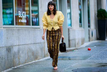 black bag, graphic pants, leather bag, leather shoes, printed pants, trousers, yellow pants, yellow sweater, street style, jonathan paciullo, FW, frenchystyle, fashion week, NYFW, NEW YORK, SPRING SUMMER 2019, SS 19, atmosphere details, horizontal, full length