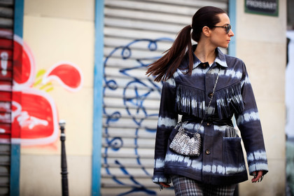 julia comil, black leather jacket, white leather jacket, tie and dye jacket, fringe jacket, belted jacket, black leather belt, strassed belt, metalic bag, paco rabanne bag, crossbody bag, checked pants, beige pants, grey pants, cropped pants, metalic frame sunglasses, round shape glasses, PARIS, PFW, fashion week, frenchystyle, FW, jonathan paciullo, street style, SPRING SUMMER 2021, SS 21, horizontal, atmosphere details, detail