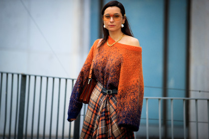 julia comil, orange pullover, orange skirt, tie and dye pullover, navy blue pullover, plaid skirt, checked skirt, asymetrical pullover, oversize pull, oversize pullover, aviator sunglasses, metalic frame sunglasses, yellow sunglasses, pearl earrings, dangling earrings, golden earrings, golden necklace, chain necklace, chloe earrings, fashion week, frenchystyle, FW, jonathan paciullo, street style, PFW, PARIS, SPRING SUMMER 2021, SS 21, horizontal, atmosphere details, detail