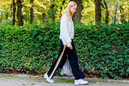 atmosphere details, backpack, black bag, black pants, fashion week, frenchystyle, full length, FW, horizontal, jonathan paciullo, Kirin Dejonckheere, leather bag, leather shoes, model, PARIS, PFW, SPRING SUMMER 2018, SS 18, street style, streetwear, trousers, white sneakers, white sweater