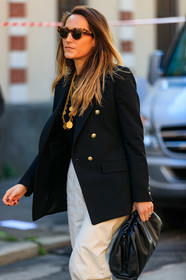 scale sunglasses, celine sunglasses, black jacket, black leather clutch, bottega veneta bag, golden necklace, long necklace, fashion week, frenchystyle, FW, jonathan paciullo, street style, MFW, MILAN, AUTUMN WINTER 2020-2021, FALL WINTER 2020-2021, FW 20-21, vertical, atmosphere details, detail
