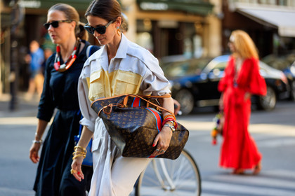 bracelet, brown bag, golden jewelry, graphic bag, grey coat, leather bag, louis vuitton, monogram, printed bag, rings, sunglasses, trench coat, fashion week, frenchystyle, FW, jonathan paciullo, street style, PFW, PARIS, horizontal, atmosphere details, detail, AUTUMN WINTER 2018-2019, FALL WINTER 2018-2019, FW 18-19