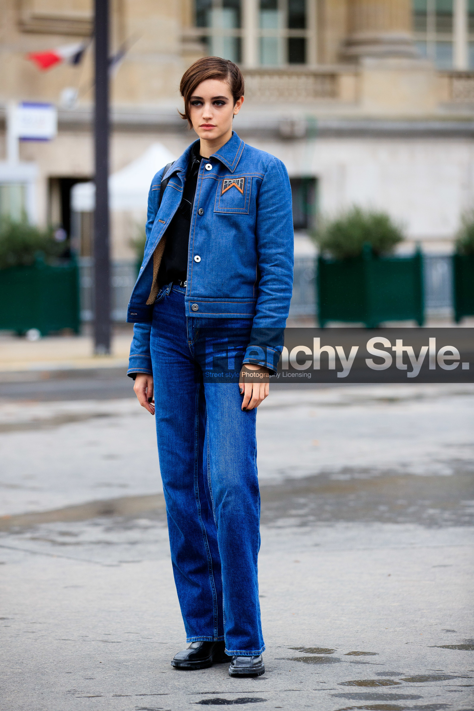 kim schell, denim, denim jacket, denim total look, blue jacket, blue jeans, make up, make up details, black eyeliner, black eyeshadows, prada jacket, hair details, flare jeans, PARIS, PFW, fashion week, frenchystyle, FW, jonathan paciullo, street style, SPRING SUMMER 2021, SS 21, vertical, full length, model