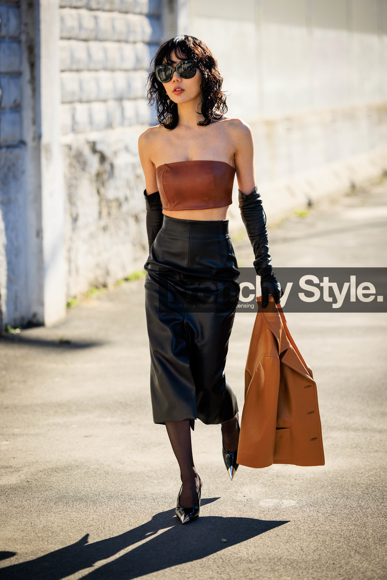 wet hair look, camel jacket, leather short jacket, brown bandeau, strapless top, brown top, black skirt, leather skirt, black gloves, leather gloves, black sunglasses, mani bag, mini bag, mini cabas bag, black stilettos, fashion week, frenchystyle, FW, jonathan paciullo, street style, vertical, full length