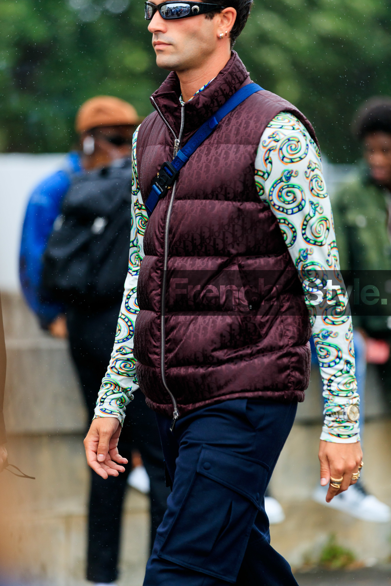 dior coat, dior total look, dior top, dior jacket, burgundy coat, burgundy down jacket, sleeveless coat, sleeveless down jacket, monogrammed coat, monogrammed down jacket, logo printed coat, logo printed down jacket, printed top, green top, animal print top, mirror sunglasses, futurist shape sunglasses, quilted coat, neon green top, beige top, fashion week, frenchystyle, FW, jonathan paciullo, street style, PFW, PARIS, SPRING SUMMER 2022, SS 22, vertical, atmosphere details, detail