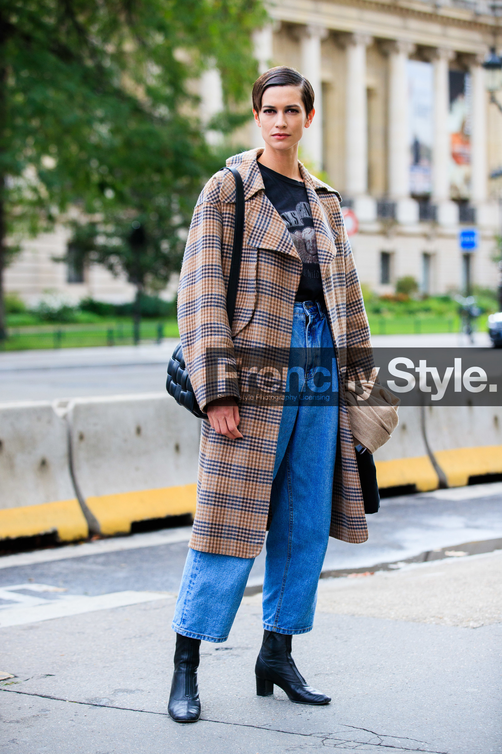 louise de chevigny, make up, make up details, camel coat, beige coat, checked coat, black leather bag, shoulder bag, plaited bag, bottega veneta bag, blue jeans, baggy pants, slouchy jeans, denim, cropped jeans, black leather boots, zipped boots, kitten heels boots, dark grey t-shirt, printed t-shirt, face printed t-shirt, hair details, black eyeliner, black eyeshadows, PARIS, PFW, fashion week, frenchystyle, FW, jonathan paciullo, street style, SPRING SUMMER 2021, SS 21, vertical, full length, model