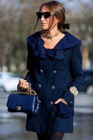 chloe loulou de saison, navy blue coat, navy blue leather bag, pearl bracelet, pearl chocker, pearl necklace, golden chocker, black sunglasses, tol sunglasses, ruffle coat, jacket dress, quilted bag, hand bag, big bangle, big bracelet, chanel bag, chanel bracelet, chanel coat, chanel necklace, fashion week, frenchystyle, FW, jonathan paciullo, street style, PFW, PARIS, vertical, atmosphere details, detail