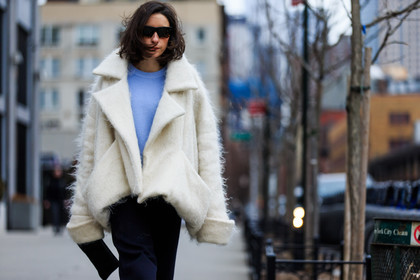 atmosphere details, AUTUMN WINTER 2016-2017, AW 16-17, black skirt, blue sweater, céline, detail, fashion week, frenchystyle, FW, FW 16-17, horizontal, jonathan paciullo, NEW YORK, NYFW, oversize, street style, sunglasses, white coat, white jacket, woman, wool skirt
