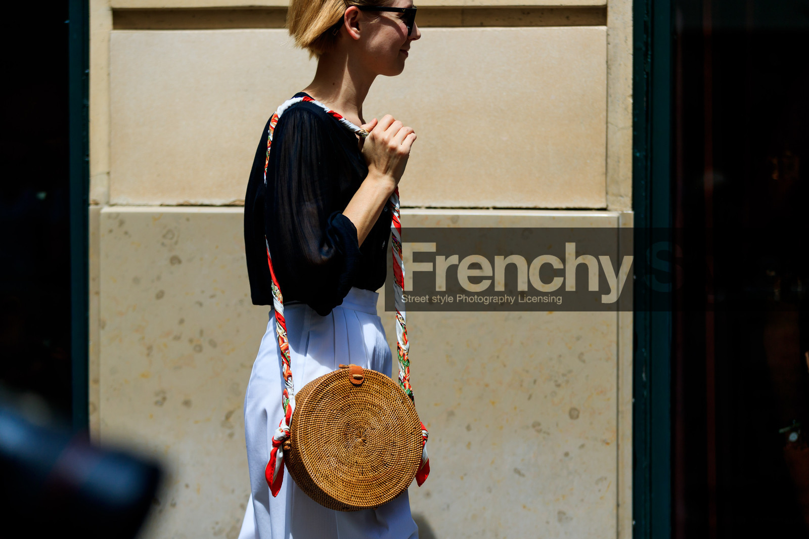 beige bag, black shirt, leather bag, sunglasses, trousers, white pants, wide pants, fashion week, frenchystyle, FW, jonathan paciullo, street style, PFW, PARIS, atmosphere details, horizontal, detail, AUTUMN WINTER 2018-2019, FALL WINTER 2018-2019, FW 18-19, vika gazinskaya