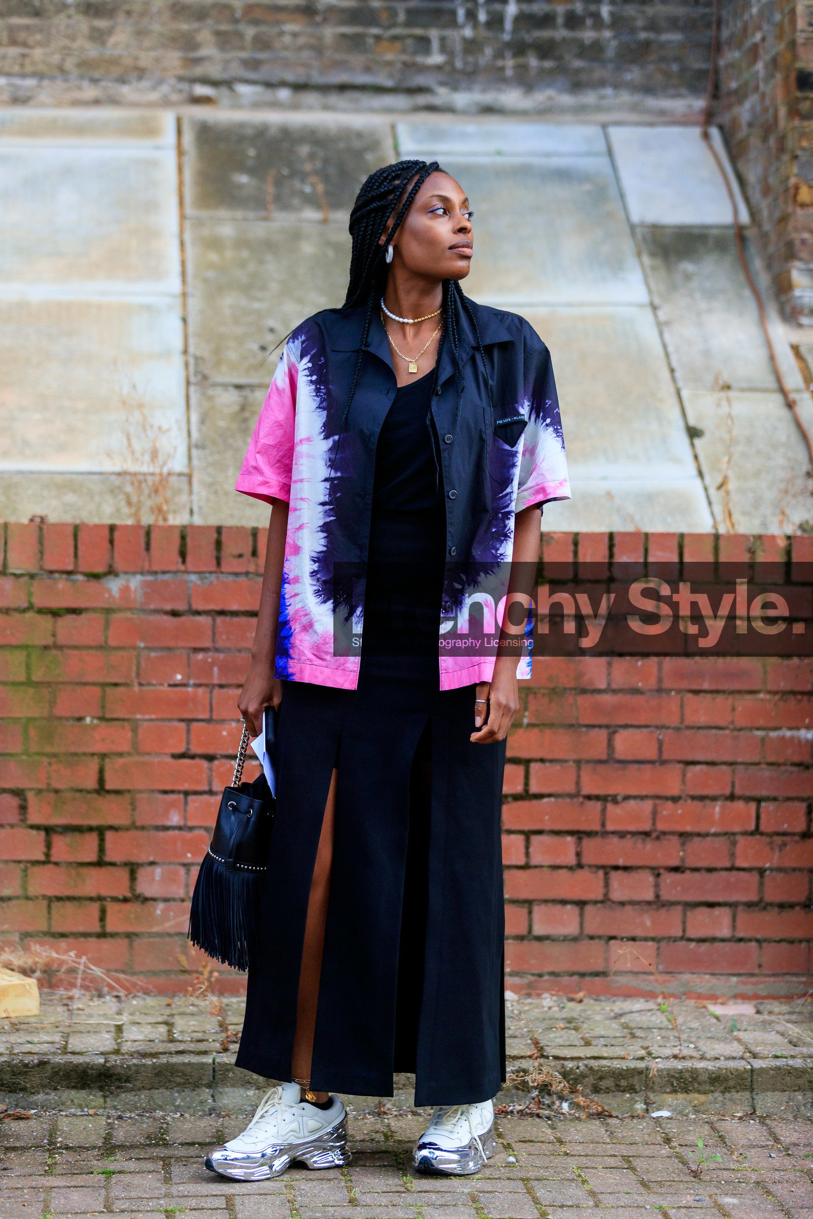 donna wallace, tie and dye shirt, black shirt, pink shirt, oversize shirt, prada shirt, short sleeves shirt, black t-shirt, black skirt, split skirt, long skirt, pearl necklace, golden necklace, white leather sneakers, silvered sneakers, black leather bag, fringe bag, studs details bag, fashion week, frenchystyle, FW, jonathan paciullo, street style, vertical, full length