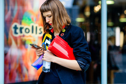 atmosphere details, black jacket, detail, fashion week, frenchystyle, FW, horizontal, jonathan paciullo, leather bag, LFW, LONDON, red clutch, SPRING SUMMER 2017, SS 17, street style, woman