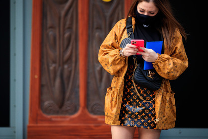 camel leather coat, camel leather jacket, camel leather parka, monogrammed coat, monogrammed jacket, monogrammed skirt, monogrammed parka, blue leather clutch, black leather skirt, orange leather skirt, louis vuitton coat, louis vuitton jacket, louis vuitton clutch, louis vuitton skirt, PARIS, PFW, fashion week, frenchystyle, FW, jonathan paciullo, street style, SPRING SUMMER 2021, SS 21, horizontal, atmosphere details, detail