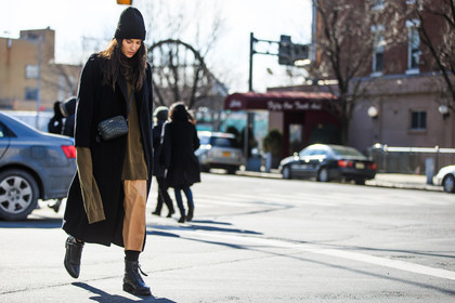 atmosphere details, AUTUMN WINTER 2016-2017, AW 16-17, beige pants, black bag, black beanie, black boots, detail, fashion week, frenchystyle, FW, FW 16-17, horizontal, jonathan paciullo, kaki sweater, leather bag, leather boots, leather pants, NEW YORK, NYFW, saint laurent paris, street style, woman