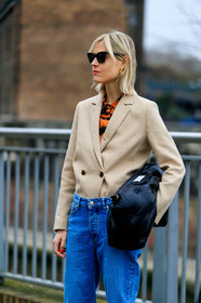 beige jacket, black bag, blazer, blue denim, denim pants, jeans, leather bag, linda tol, maison martin margiela, sunglasses, trousers, tucked in, street style, jonathan paciullo, FW, frenchystyle, fashion week, LFW, LONDON, AUTUMN WINTER 2019-2020, AW 19-20, FW 19-20, FALL WINTER 2019-2020, vertical, atmosphere details, detail