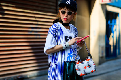 atmosphere details, black cap, black scarf, detail, fashion week, frenchystyle, FW, graphic bag, graphic jacket, horizontal, iphone, jonathan paciullo, leather bag, MENSWEAR, PARIS, PFW, pleated skirt, printed bag, printed jacket, red lips, SPRING SUMMER 2018, SS 18, street style, striped jacket, sunglasses, white bag, white t shirt