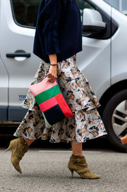 chanel bag, chanel clutch, multicolor bag, pink leather bag, orange leather bag, green leather bag, ruffle skirt, animal print skirt, low boots, beige leather boots, suede boots, straped boots, bag detail, fashion week, frenchystyle, FW, jonathan paciullo, street style, vertical, detail, atmosphere details