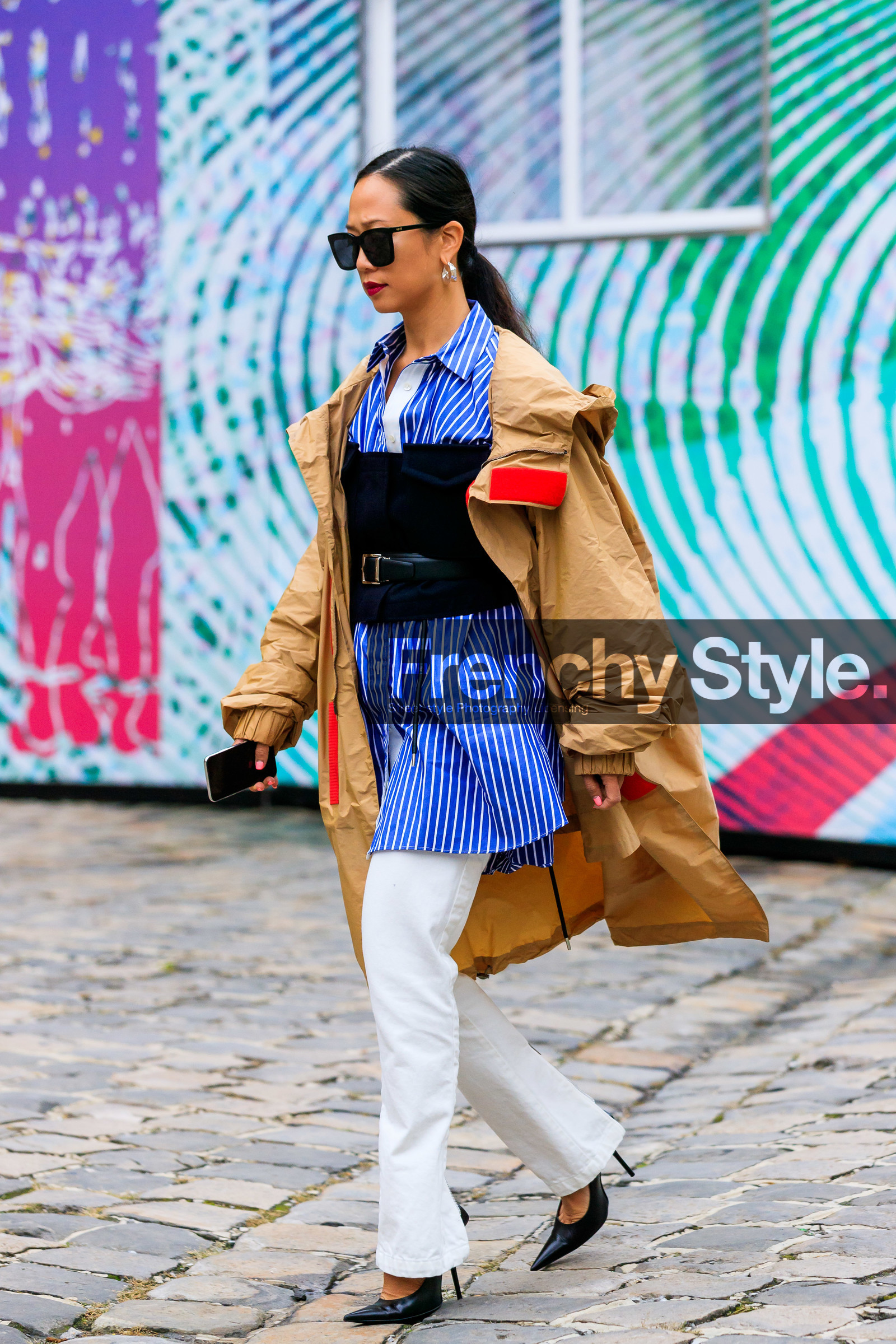 beige parka, oversize parka, blue shirt, white shirt, striped shirt, belted shirt, black leather belt, corset belt, white pants, flare pants, black leather shoes, high heels shoes, fashion week, frenchystyle, FW, jonathan paciullo, street style, PFW, PARIS, SPRING SUMMER 2020, SS 20, horizontal, full length