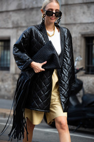 black leather coat, black leather jacket, black leather bag, black sunglasses, black strap glasses, big strap sunglasses, quilted coat, quilted jacket, plaited clutch, fringe clutch, bottega veneta bag, beige bermuda shorts, philosophy jacket, beige leather bermuda shorts, leonie hanne, street style, jonathan paciullo, FW, frenchystyle, fashion week, MFW, MILAN, SPRING SUMMER 2021, SS 21, vertical, detail