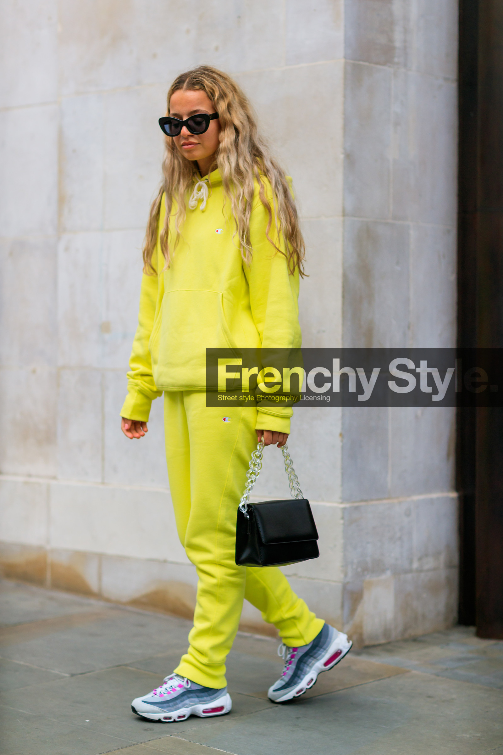 black bag, fashion week, frenchystyle, full length, FW, grey sneakers, hoodie, jonathan paciullo, leather bag, leather shoes, LFW, LONDON, nike, SPRING SUMMER 2018, SS 18, street style, sweatpants, trousers, vertical, vêtements, yellow pants, yellow sweater