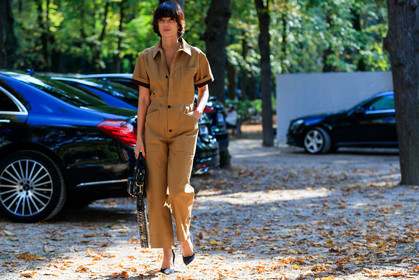 atmosphere details, black bag, black shoes, brown jumpsuit, christian dior, detail, fashion week, frenchystyle, FW, graphic bag, high heels, horizontal, jonathan paciullo, leather bag, leather shoes, leila yavari, monogram, PARIS, PFW, printed bag, SPRING SUMMER 2018, SS 18, street style, trousers