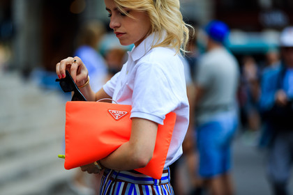 graphic skirt, leather bag, orange bag, prada, printed skirt, ralph lauren, striped skirt, white shirt, fashion week, frenchystyle, FW, jonathan paciullo, street style, PFW, PARIS, atmosphere details, horizontal, detail, AUTUMN WINTER 2018-2019, FALL WINTER 2018-2019, FW 18-19, caro daur