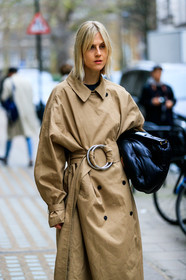 beige coat, black bag, leather bag, linda tol, maison martin margiela, trench coat, street style, jonathan paciullo, FW, frenchystyle, fashion week, LFW, LONDON, AUTUMN WINTER 2019-2020, AW 19-20, FW 19-20, FALL WINTER 2019-2020, vertical, atmosphere details, detail