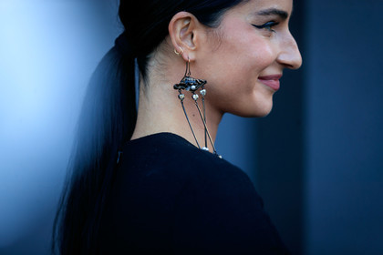 close up detail, jewel close up, earring detail, valentino earrings, dangling earrings, pearl earrings, strassed earrings, fiona zanetti, street style, jonathan paciullo, FW, frenchystyle, fashion week, MFW, MILAN, SPRING SUMMER 2021, SS 21, horizontal, atmosphere details, detail