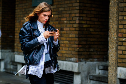 black bag, black jacket, black perfecto, iphone, leather bag, leather jacket, leather perfecto, printed shirt, striped shirt, white shirt, fashion week, frenchystyle, FW, jonathan paciullo, street style, LFW, LONDON, SPRING SUMMER 2019, SS 19, atmosphere details, horizontal, detail