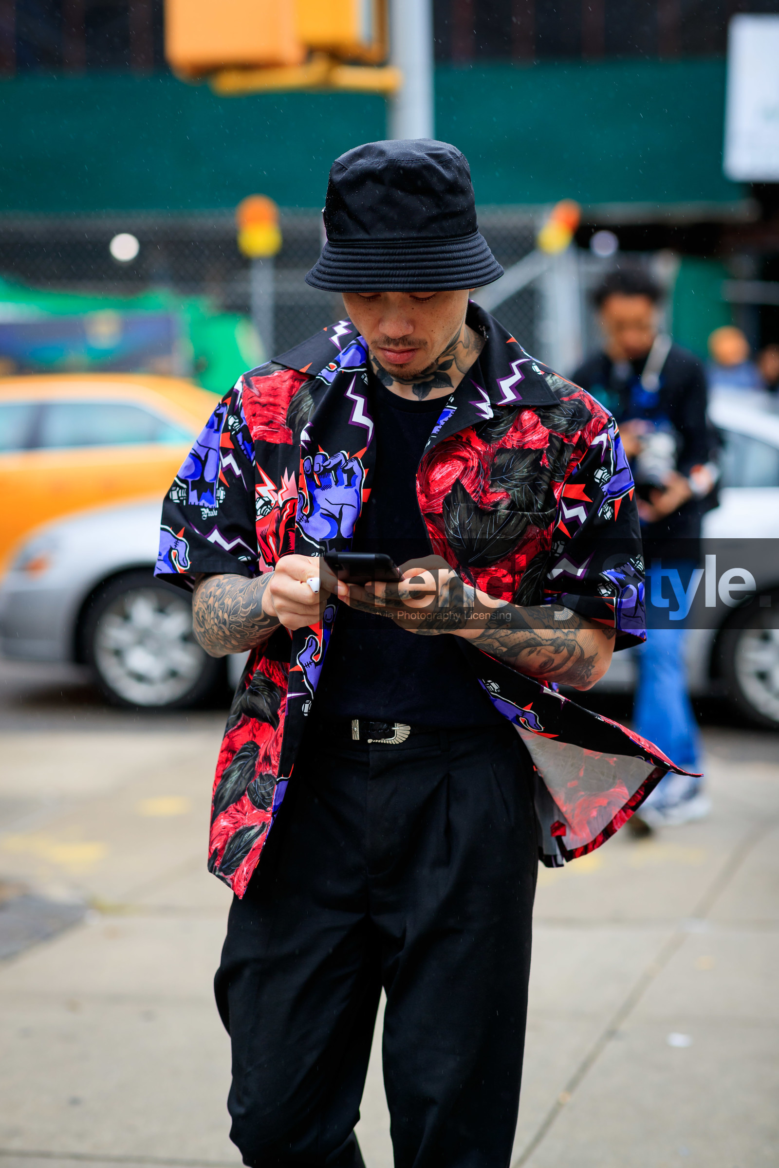 black hat, black pants, black t shirt, bucket hat, multicolor shirt, printed shirt, tattoos, trousers, fashion week, frenchystyle, FW, jonathan paciullo, street style, NEW YORK, NYFW, SPRING SUMMER 2020, SS 20, vertical, detail, atmosphere details