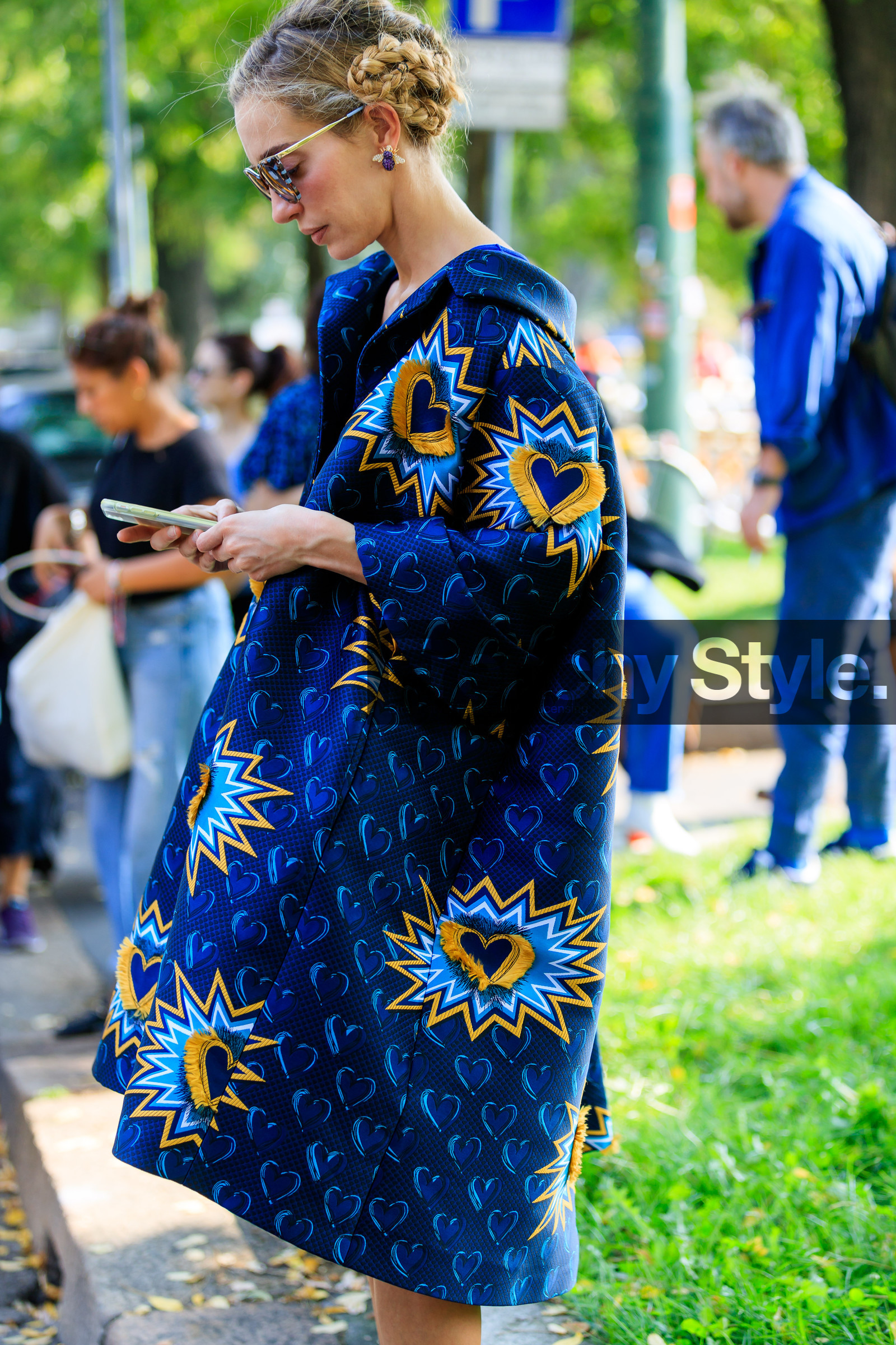 blue dress, braids, graphic dress, micol sabbadini, oversize, printed dress, shirt dress, sunglasses, street style, jonathan paciullo, FW, frenchystyle, fashion week, MFW, MILAN, SPRING SUMMER 2019, SS 19, vertical, atmosphere details, detail