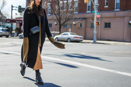 atmosphere details, AUTUMN WINTER 2016-2017, AW 16-17, beige pants, black bag, black beanie, black boots, detail, fashion week, frenchystyle, FW, FW 16-17, horizontal, jonathan paciullo, kaki sweater, leather bag, leather boots, leather pants, NEW YORK, NYFW, saint laurent paris, street style, woman