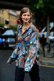 model, larissa hofmann, floral printed shirt, multicolor shirt, loose shirt, tailored pants, dark grey pants, striped pants, loose pants, strassed necklace, fashion week, frenchystyle, FW, jonathan paciullo, street style, vertical, detail, atmosphere details