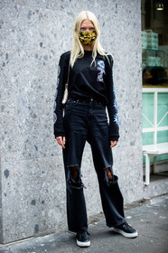 black t-shirt, black total look, black jeans, loose jeans, flare jeans, used jeans, versace t-shirt, printed t-shirt, long sleeves t-shirt, covid face mask, street style, jonathan paciullo, FW, frenchystyle, fashion week, MFW, MILAN, SPRING SUMMER 2021, SS 21, vertical, full length