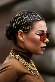 camel pullover, turtleneck pullover, hair clip, hair details, golden hair clip, golden necklace, big chain necklace, multi necklace, futurist shape sunglasses, red sunglasses, close up detail, karina nigay, street style, jonathan paciullo, FW, frenchystyle, fashion week, MFW, MILAN, SPRING SUMMER 2021, SS 21, vertical, detail