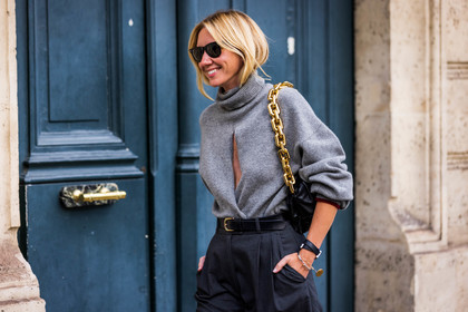 bag, belt, black bag, black belt, black sunglasses, bottega veneta bag, gold chain, grey knitwear, grey pants, grey turtleneck, knitwear, Lisa Aiken, pants, pleated pants, rayban sunglasses, sunglasses, turtleneck, fashion week, frenchystyle, FW, jonathan paciullo, street style, PFW, PARIS, SPRING SUMMER 2022, SS 22, atmosphere details, horizontal