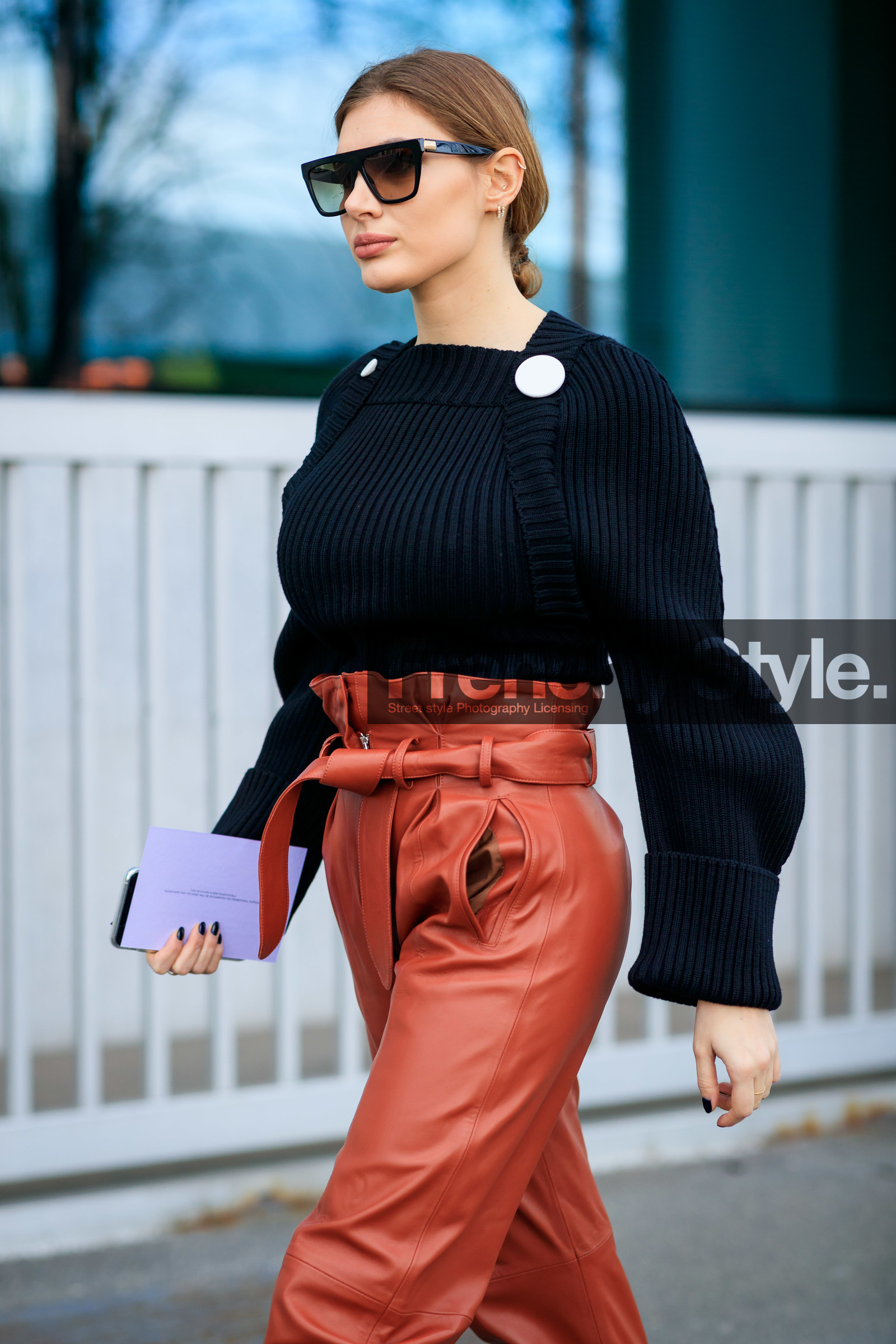 camel leather pants, black pullover, black sunglasses, square shape glasses, high waist pants, belted pants, fashion week, frenchystyle, FW, jonathan paciullo, street style, MFW, MILAN, AUTUMN WINTER 2020-2021, FALL WINTER 2020-2021, FW 20-21, vertical, atmosphere details, detail