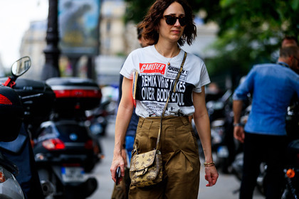 brown bag, brown pants, graphic bag, leather bag, printed bag, printed t shirt, sunglasses, trousers, white t shirt, PFW, fashion week, frenchystyle, FW, jonathan paciullo, street style, PARIS, horizontal, atmosphere details, detail, AUTUMN WINTER 2018-2019, FALL WINTER 2018-2019, FW 18-19, nicole phelps