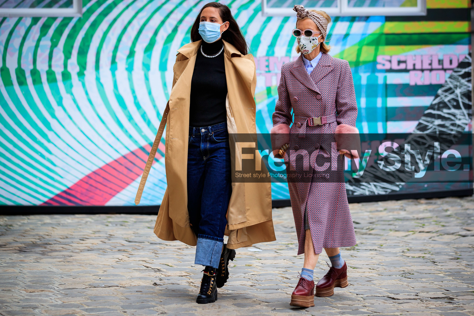 pink coat, fur coat, hair scarf, geometrical printed coat, geometrical printed scarf, red leather loafers, burgundy leather loafers, wedge shoes, beige trench coat, blue jeans, denim, black leather boots, laced boots, flat boots, hiking boots, loose jeans, covid face mask, PARIS, PFW, fashion week, frenchystyle, FW, jonathan paciullo, street style, SPRING SUMMER 2021, SS 21, horizontal, atmosphere details, full length