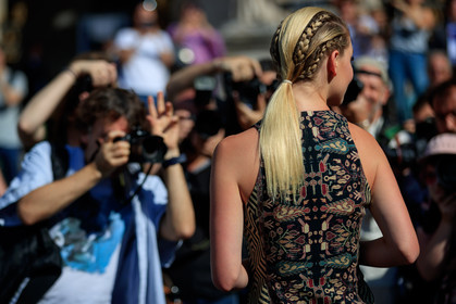 braids, graphic dress, graphic top, printed dress, printed top, fashion week, frenchystyle, FW, jonathan paciullo, street style, PFW, PARIS, atmosphere details, horizontal, detail, AUTUMN WINTER 2018-2019, FALL WINTER 2018-2019, FW 18-19