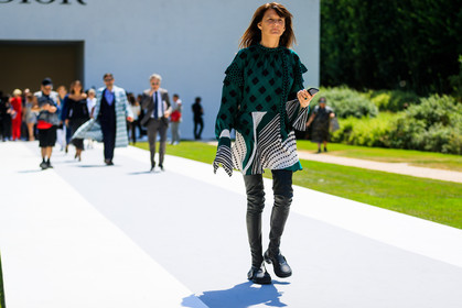 black bag, black shoes, checked, graphic dress, green dress, high boots, leather bag, leather shoes, plaid, polka dot, printed dress, stripes, fashion week, frenchystyle, FW, jonathan paciullo, street style, PFW, PARIS, horizontal, atmosphere details, full length, AUTUMN WINTER 2018-2019, FALL WINTER 2018-2019, FW 18-19