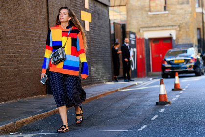 multicolor pull over, golden earrings, hoop earrings, polka dots dress, animal skin bag, iphone, animal skin sandals, black leather sandals, crossbody bag, fashion week, frenchystyle, FW, jonathan paciullo, street style, atmosphere details, horizontal, full length