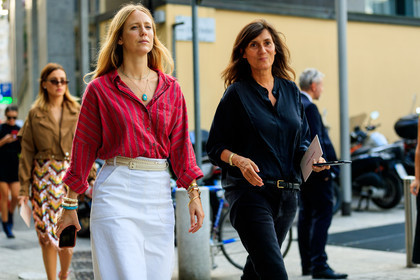 black belt, black denim, black shirt, bracelet, denim pants, Emmanuelle Alt, graphic shirt, jeans, jennifer neyt, leather belt, necklace, printed shirt, red shirt, striped shirt, tone on tone, total look black, trousers, white skirt, fashion week, frenchystyle, FW, jonathan paciullo, street style, MFW, MILAN, SPRING SUMMER 2019, SS 19, atmosphere details, horizontal, detail