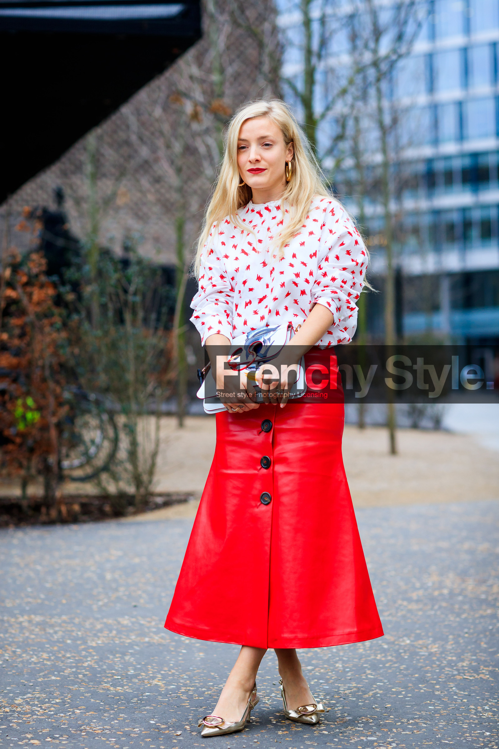 AUTUMN WINTER 2017-2018, AW 17-18, FALL WINTER 2017-2018, fashion week, frenchystyle, full length, FW, FW 17-18, golden shoes, jonathan paciullo, kate foley, leather shoes, leather skirt, LFW, LONDON, printed bag, printed shirt, red skirt, shiny shoes, street style, vertical, white bag, white shirt