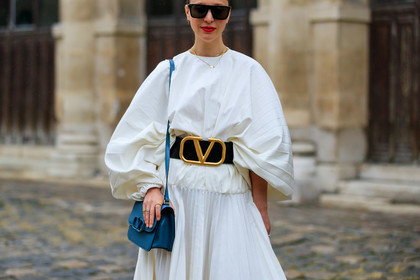 kerry pieri, white dress, long sleeves dress, pleated dress, long dress, balloon sleeves, belted dress, black leather belt, big belt, golden buckle belt, valentino belt, black sunglasses, big sunglasses, futurist shape sunglasses, valentino bag, blue leather bag, shoulder bag, cartier ring, fashion week, frenchystyle, FW, jonathan paciullo, street style, PFW, PARIS, SPRING SUMMER 2020, SS 20, horizontal, atmosphere details, detail