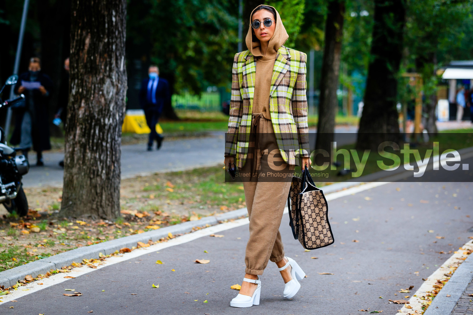 green jacket, checked jacket, beige pullover, beige pants, hoodie, camel pants, camel pullover, camel hoodie, beige hoodie, beige bag, shopping bag, monogrammed bag, gucci bag, hand bag, round shape sunglasses, woolen pants, jogging pants, sportswear, white leather shoes, high heels shoes, gabriella berdugo, street style, jonathan paciullo, FW, frenchystyle, fashion week, MFW, MILAN, SPRING SUMMER 2021, SS 21, horizontal, atmosphere details, full length