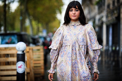 maria bernad, golden dress, cachemere printed dress, high collar dress, long sleeves dress, ruffle dress, long dress, lilac dress, crossbody bag, embroidered bag, light pink bag, silvered bag, silvered chain strap bag, round shape bag, paco rabanne bag, lurex dress, PARIS, PFW, fashion week, frenchystyle, FW, jonathan paciullo, street style, SPRING SUMMER 2021, SS 21, horizontal, atmosphere details, detail