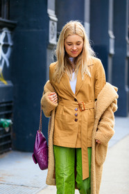 beige coat, beige fur, camel jacket, chanel handbag, Fur coat, green pants, leather bag, off the shoulder, purple bag, trousers, white t shirt, street style, jonathan paciullo, frenchystyle, NYFW, NEW YORK, AUTUMN WINTER 2019-2020, AW 19-20, FALL WINTER 2019-2020, FW 19-20, fashion week, FW, vertical, atmosphere details, detail