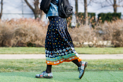 backpack, black bag, blue denim, denim jacket, dr martens, leather shoes, multicolor shoes, navy skirt, pleated skirt, printed shoes, printed skirt, stars, fashion week, frenchystyle, FW, jonathan paciullo, street style, PFW, PARIS, SPRING SUMMER 2017, SS 17, HAUTE COUTURE, atmosphere details, detail, horizontal