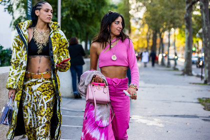 bag, belt, black bra, bra, camel belt, coat, freckles, gold necklace, Hera Pradel, leather belt, long coat, long puffer, necklace, nike sneakers, print, printed coat, printed pants, printed puffer, puffer, sneakers, statement necklace, tattoo, asymetrical top, bag, bead bracelet, bracelet, close up, color, crop top, cut out top, detail, gold bracelet, gold necklace, gucci bag, leather bag, monochrome, necklace, pants, pearl, pink, pink bag, pink crop top, pink monochrome, pink pants, pink top, ribbed top, ring, Selma Kacitransparent bag, white sneakers, yellow coat, yellow pants, fashion week, frenchystyle, FW, jonathan paciullo, street style, PFW, PARIS, SPRING SUMMER 2022, SS 22, horizontal, atmosphere details